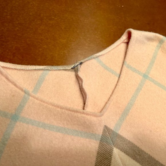 Burberry Cashmere/wool blend Poncho. Classic plaid in pink and brown
Candy Check - Picture 9 of 10